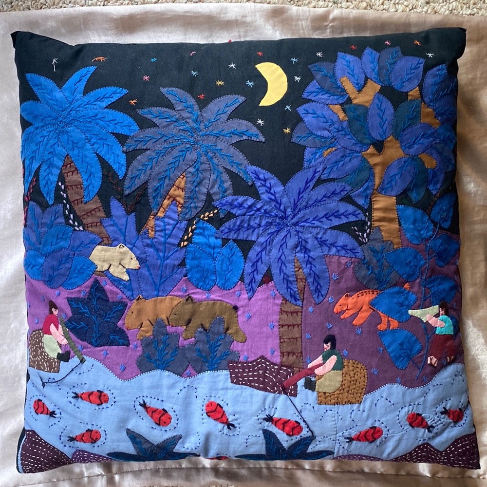 Throw pillow skillfully hand-crafted in Bolivia 🇧🇴.Dimensions approx 17.5”x18”